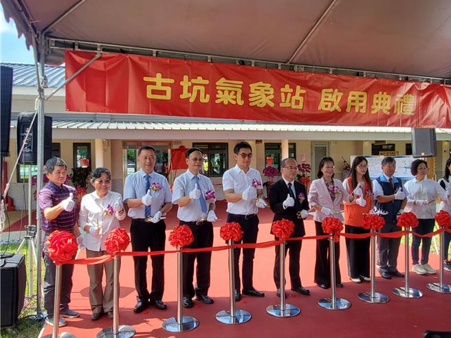 立委刘建国（左五）26日出席启用典礼致词时颇有微词表示农民看天吃饭，为何古坑会是最后一站？到底有无把农民的需求放心中？农人若无法妥善种植，气象署是难辞其咎的。（周丽兰摄）