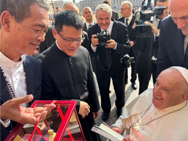 雲林縣北港朝天宮25日前往梵蒂岡拜會教宗方濟各，由朝天宮董事長蔡咏鍀（前左）代表廟方致贈黃金媽祖神像給教宗方濟各（前右），26日蔡咏鍀表示東、西方聖母可以融合愛與和平，為大家帶來更美好的世界。（北港朝天宮提供／張朝欣雲林傳真）
