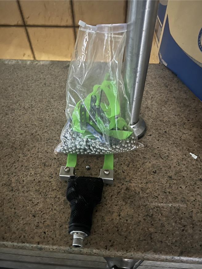 北車1部觀光巴士車窗遭街友持彈弓破壞。（警方提供）