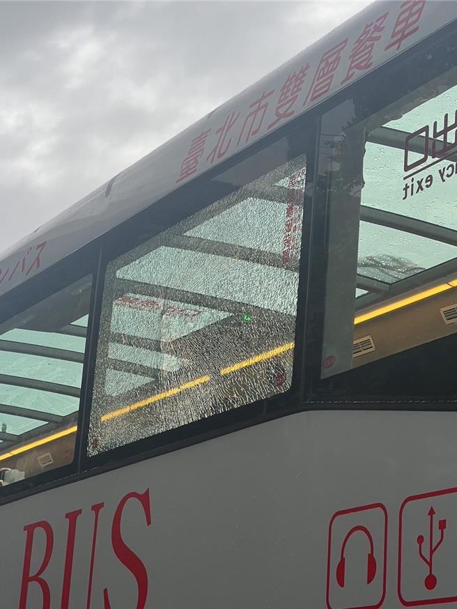 北車1部觀光巴士車窗遭街友持彈弓破壞。（警方提供）