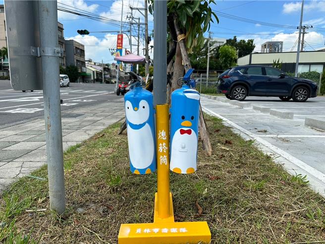 员林市清洁队利用废弃物回收再利用制成熄菸筒，灭火器摇身一变，成为站在马路旁的企鹅，模样逗趣吸睛。（员林市清洁队提供／叶静美彰化传真）