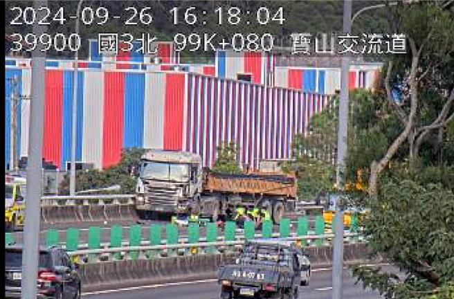 國道3南下98.8K新竹縣寶山路段，26日下午4時許發生砂石車與自小客交通事故。（擷自1968app／邱立雅竹縣傳真）
