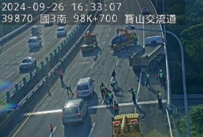 警方到場全線封閉，排除事故車輛。（翻攝國道1968監視器）