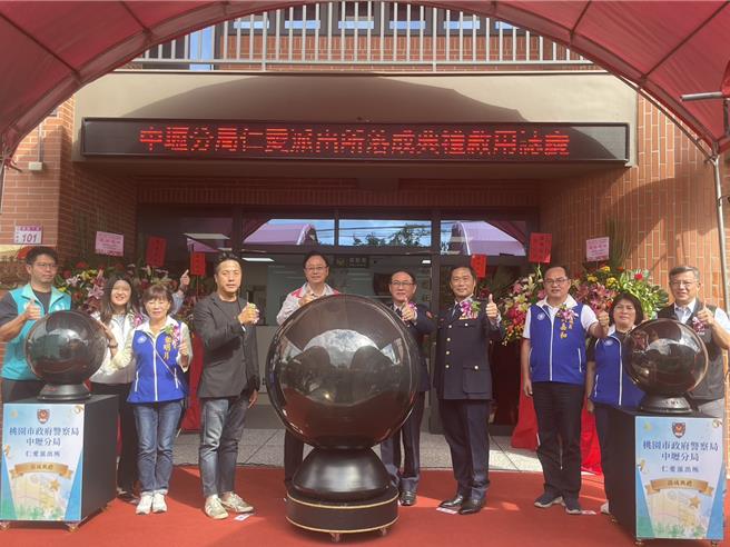桃園市中壢警分局仁愛派出所建築老舊，因鑑定有安全疑慮進行拆除重建，歷經2年工期於26日落成啟用。(呂筱蟬攝)