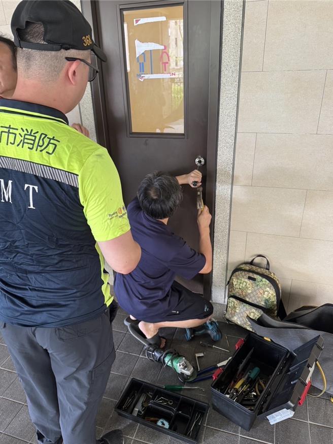 一名張姓女子昨日前往基隆市信義區某大型社區拜訪友人，卻因門鎖損壞受困於公廁內。警消人員趕至現場後破壞門鎖，順利將張女救出。（基隆市警察局提供／徐佑昇基隆傳真）