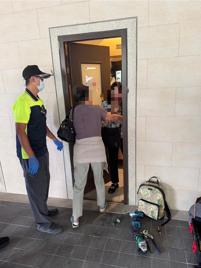 一名張姓女子昨日前往基隆市信義區某大型社區拜訪友人，卻因門鎖損壞受困於公廁內。警消人員趕至現場後破壞門鎖，順利將張女救出。（基隆市警察局提供／徐佑昇基隆傳真）