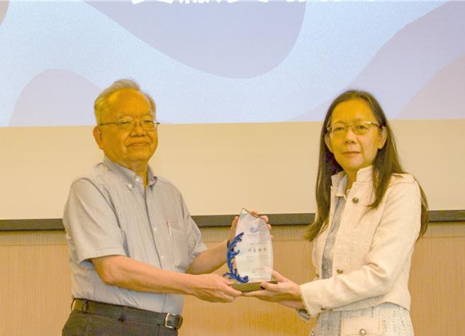 海洋委員會政務副主任委員黃向文（右）頒贈「功在海洋」獎座給台灣魚類學家邵廣昭。（國海院提供／林瑞益高雄傳真）