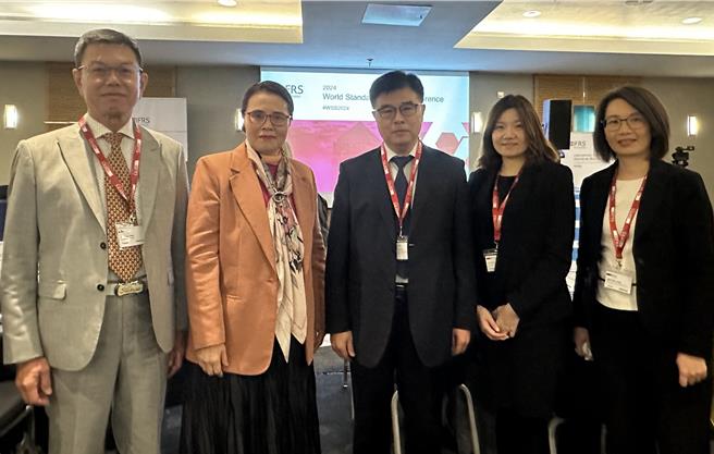 会研基金会王怡心董事长(左二)、臺湾财务报导准则委员会刘启群主任委员(中)、证交所周世昊委员(左一)等人，出席2024年世界准则制定者(WSS)会议及国际会计准则制定者论坛(IFASS)。（会研基金会提供）