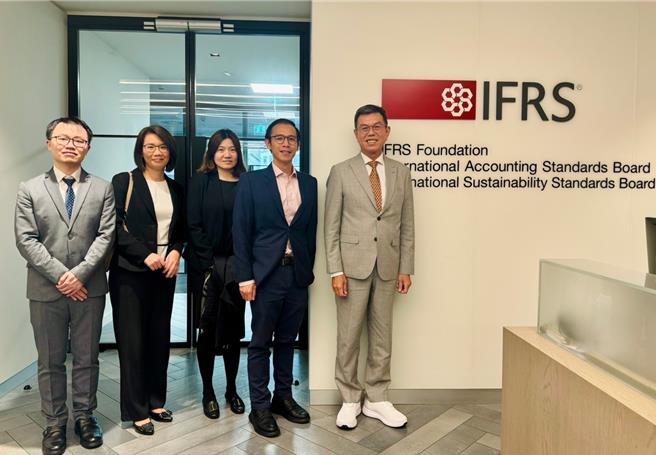 证交所周世昊委员(会研基金会XBRL委员会执行长，右一)等人与ISSB技术幕僚Tim Kasim(右二)9月23日于IFRS基金会进行拜会交流，分享我国接轨IFRS永续揭露准则之数位报导现况及准备工作，及对ISSB分类标准之回馈意见。（会研基金会提供）