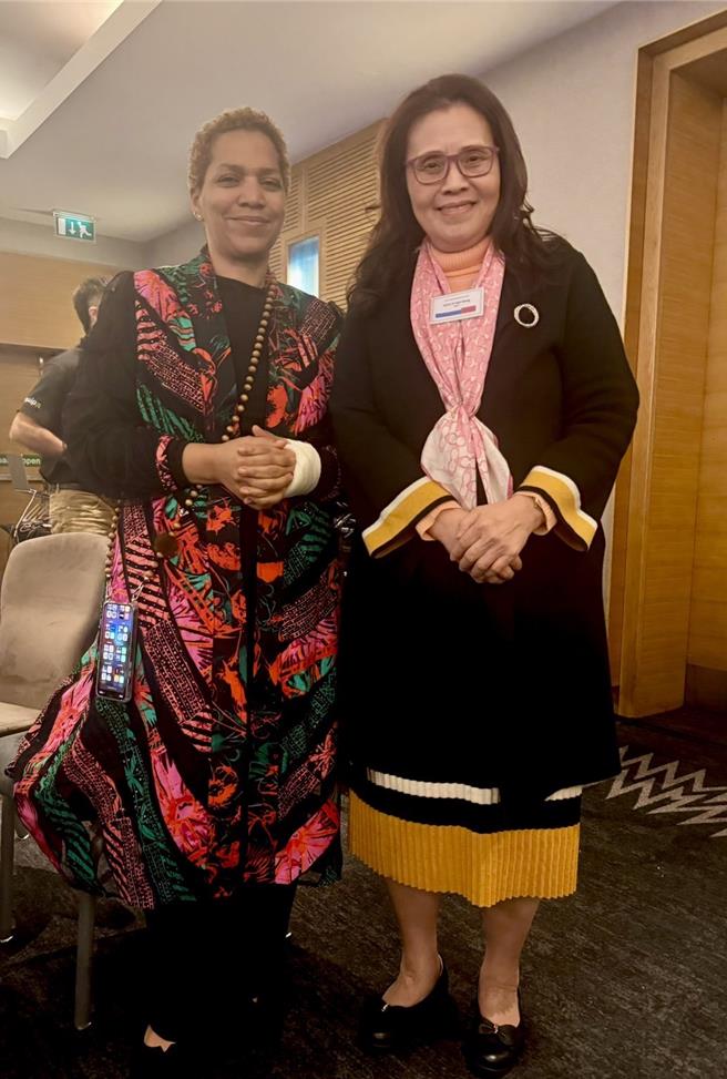 王怡心和国际永续准则理事会（ISSB）理事Ndidi Nnoli-Edozien合影。（会研基金会提供）