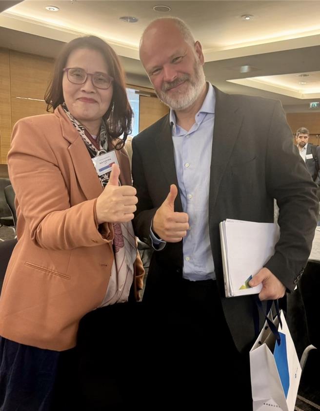 王怡心与座谈会主持人Pedro Faria ，EFRAG（欧洲财务报告谘询小组）环境领袖合影。（会研基金会提供）