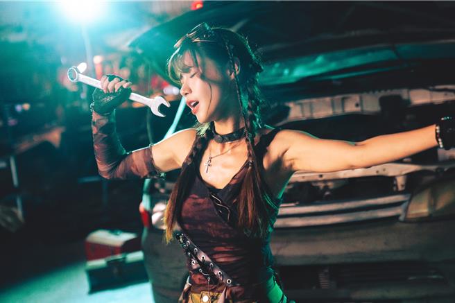 沐妍邀陈晨威合作拍摄MV。（繁花娱乐提供）