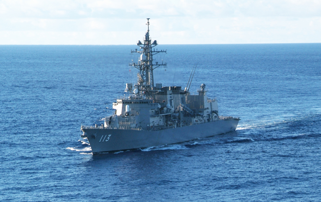 日本涟号驱逐舰周三首次穿越台湾海峡，同时有纽西兰与澳大利亚军舰协同航行。（图／日上海上自卫队）