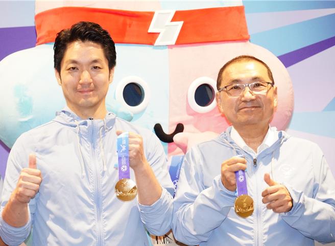 台北市长蒋万安与新北市长侯友宜，26日一同出席世壮运主视觉系统暨奖牌设计公开发表记者会。（台北市政府提供／丁上程台北传真）
