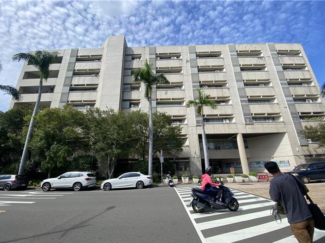 彰化县政府为提升公共建筑物的安全性与耐震性能，将于10月1日进行第一办公大楼耐震补强工程。（孙英哲摄）