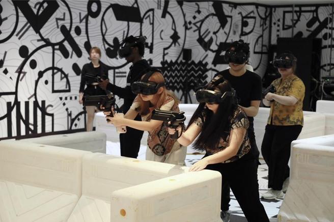 義大Outlet創全台百貨商場之先，引進5G開放架構技術結合VR的多人對戰遊戲。圖／義大Outlet提供