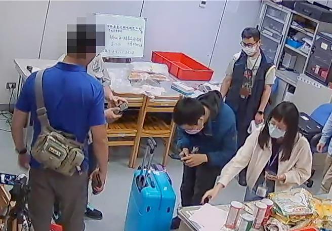 财政部关务署臺北关与航空警察局在今年5月间合作，查获吴姓旅客夹藏第一级毒品海洛因近5公斤，市值逾新臺币二仟万元，在溯源追查后，再逮捕另外二名吴姓与李姓嫌犯。（航空警察局提供／陈麒全桃园机场传真）