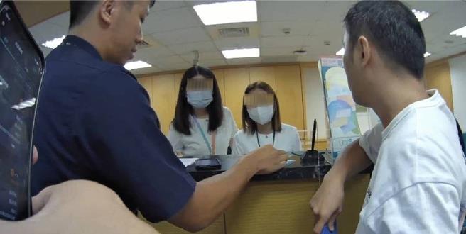 38岁谢姓男子于银行临柜称投资要匯款800万元， 在警方细问下得知其遭「网友」诈骗。（芦竹警分局提供）