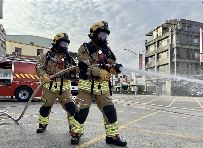 新竹縣消防局明年將全面配發新款消防衣，該消防衣來自土耳其，充滿細節的設計提升安全性。（竹縣消防提供／邱立雅竹縣傳真）