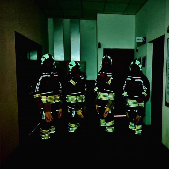 來自土耳其的新款消防衣還有吸光螢光條，提升黑暗中的辨識度。（竹縣消防提供／邱立雅竹縣傳真）