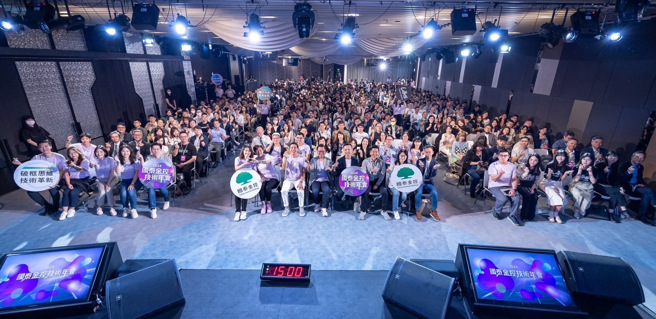 2024国泰金控技术年会，吸引超过5,000人报名参与，现场更涌入了满场500名听眾，双双创下歷年之最，五届年会的参与人数共累积超过1万人。（图/国泰金控提供）