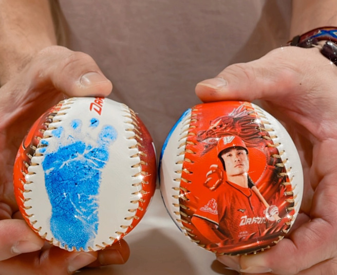 味全龍李凱威在25日迎來兒子「紅豆湯」。（李凱威提供）