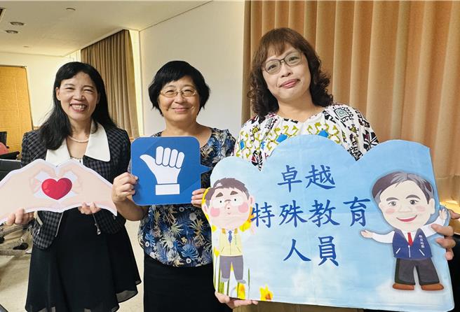 成功國中陳昭蓉、大港國小吳懿紋、西港國小蘇蕙芳(由右至左)及新市國小林智娟，獲得教育部卓越特殊教育人員殊榮。(曹婷婷攝)