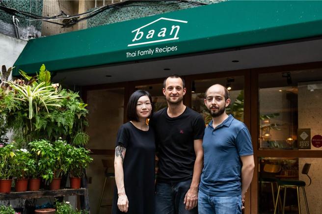 「Roganic Hong Kong」主廚亞當．卡特拉爾 ( Adam Catterall ) 帶領團隊來台，客座MMHG集團旗下泰菜餐廳「 baan Taipei」 ，展開為期六周的快閃餐會。圖／MMHG湘樂餐飲集團提供