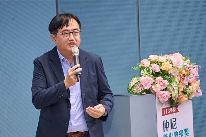 今年政大仲尼獎得主、應數系副教授蔡炎龍妙語如珠，逗得現場來賓哄堂大笑。（政大提供／林志成台北傳真）