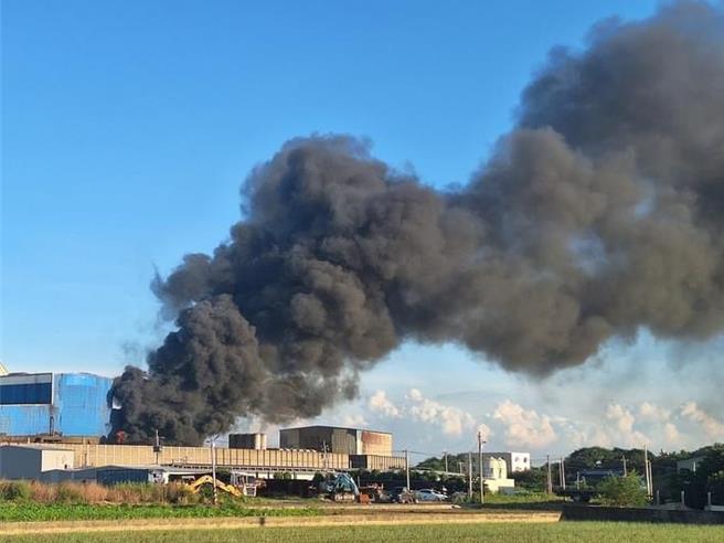 彰化县伸港乡全兴工业区内的庆欣欣钢铁厂，今天下午5点左右发生大火，引发的黑色浓烟直窜天际。（民眾提供／孙英哲彰化传真）
