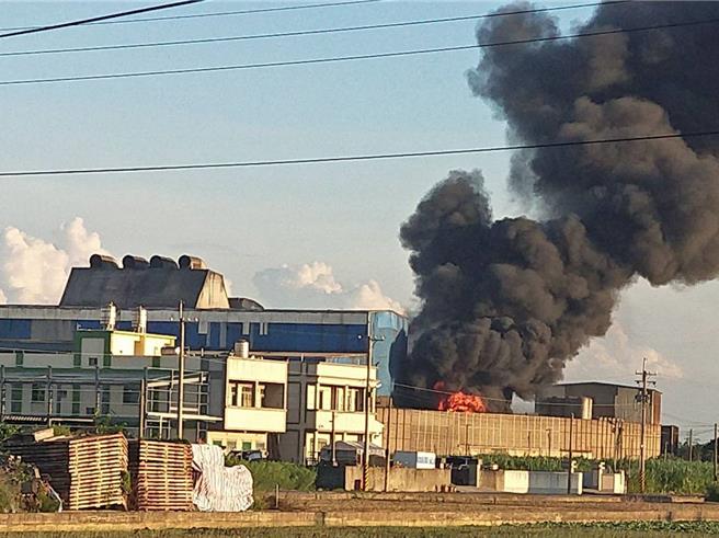 彰化县伸港乡全兴工业区内的庆欣欣钢铁厂，今天下午5点左右发生大火，引发的黑色浓烟直窜天际。（民眾提供／孙英哲彰化传真）