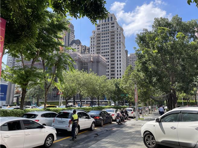 台中百货周年庆大战开打，七期交通26日出现壅塞。（林欣仪摄）