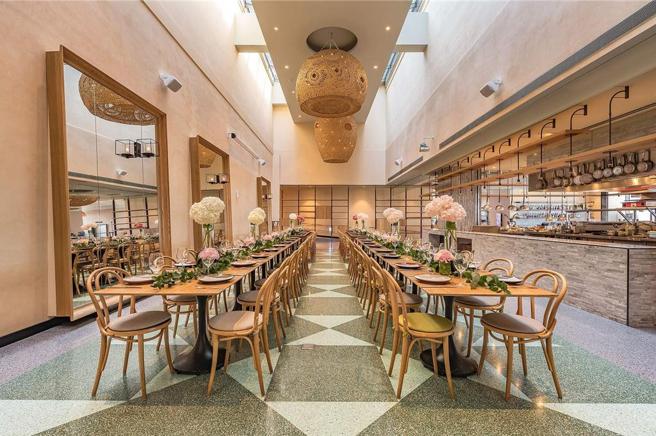 在松山意舍酒店辦尾牙春酒，活動空間寬敞，空間使用彈性，可就近欣賞主廚料理秀。圖／台北松山意舍酒店提供