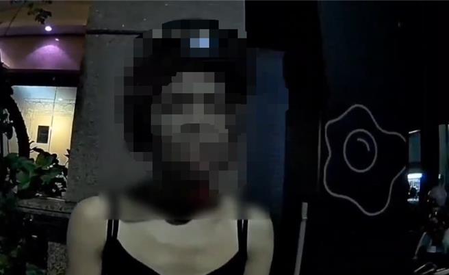 高雄新興分局前金所員警日前在七賢路附近，攔下1名違規騎上人行道的女騎士，經查驗身分後發現她竟然是通緝犯，女騎士急忙解釋，她是不小心弄丟法院通知書才遲未到案，被警方依法帶返所偵辦。（民眾提供／紀爰高雄傳真）