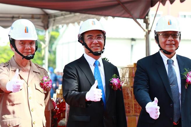 華立南部物流中心舉行上梁典禮，華立集團張尊賢董事長親臨現場擔任主典官，祈求工程順利圓滿。圖／華立提供