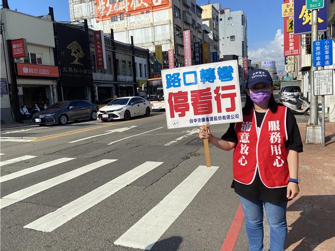 台中市交通局派员到各路口宣导，强化公车司机要停让后再转向。（冯惠宜摄）