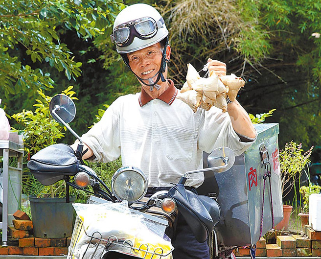 宜蘭「肉粽阿公」因沿街叫賣，成為不少宜蘭人的童年回憶，昨(25)日「肉粽阿公」安祥辭世，也讓網友感到不捨。（圖／中時資料照）