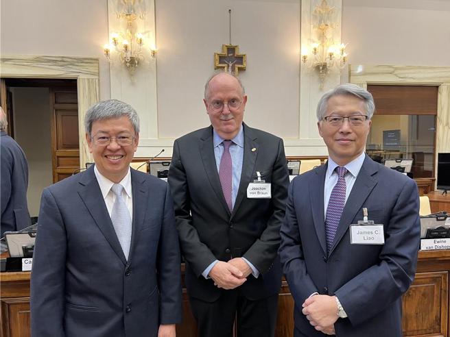 中研院長廖俊智，中研院院士、基因體研究中心特聘研究員陳建仁（左），與宗座科學院主席馮布朗教授（中）交流雙邊合作可能。圖／中央研究院