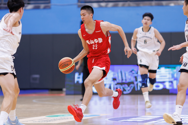 擁有籃球世家、名門之後背景的邱靖(中)，在登峰造極青年籃球錦標賽中幫助南山高中拿下2連勝。(主辦單位提供)