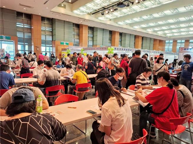 新北市就業服務處攜手新北市榮民服務處，今（26）日在新北市府6樓大禮堂舉辦「好秋就博會」。（新北市勞工局提供）