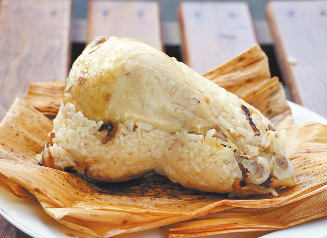 「肉粽阿公」独家研发的鸡腿粽，将整只鸡腿包入肉粽，浓浓麻油香气搭配粒粒分明、软中带Q的口感，让肉粽吃起来超有满足感。（图／中时资料照）