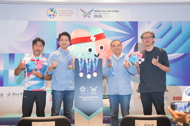 2025双北世壮运主视觉系统暨奖牌设计公开发表会，双北市长与奖牌设计总监江彦良(左一)、赛会主视觉专案计画主持人张嘉伦(右一)合影。(新北市体育局提供)