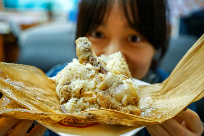 「肉粽阿公」独家研发的鸡腿粽，将整只鸡腿包入肉粽，浓浓麻油香气搭配粒粒分明、软中带Q的口感，让肉粽吃起来超有满足感。（图／中时资料照）