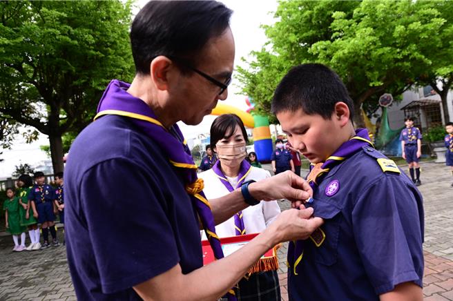 制服往往是學校精神和身分認同的象徵，不過台中市霧峰區五福國小學生都是身穿「童軍服」上課，非常特別。原來校方推動童軍教育，不僅讓學生學習服務他人的精神，更從榮譽感中找到正向的自我認同。（五福國小提供／潘虹恩台中傳真）