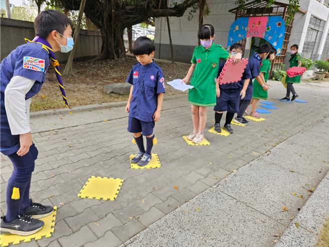 台中市霧峰區五福國小推動童軍教育，將全校三至六年級學生在志願參加的原則下登錄為世界童軍，不僅讓學生學習服務他人的精神，更從榮譽感中找到正向的自我認同。（五福國小提供／潘虹恩台中傳真）