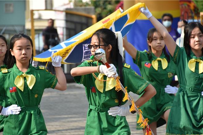 台中市霧峰區五福國小推動童軍教育，將全校三至六年級學生在志願參加的原則下登錄為世界童軍，不僅讓學生學習服務他人的精神，更從榮譽感中找到正向的自我認同。（五福國小提供／潘虹恩台中傳真）