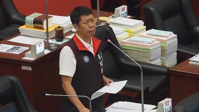 高雄巿议员黄绍庭。图为他在议场质询画面。（资料照，曹明正摄）