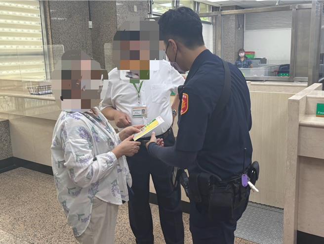 施姓婦人（左）遇上不浮誇投資詐騙，警方戳破詐騙手法，讓施婦保住血汗錢。（警方提供／孫英哲彰化傳真）