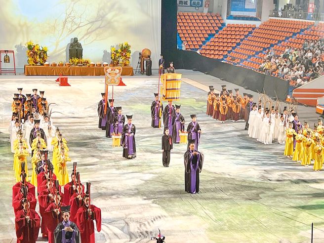 新北市教育局與中華民國三一寰宇文化協會15日在板橋體育館舉辦「大成至聖先師孔子2574周年誕辰釋奠禮暨2024年教師節敬師禮」，典禮結合古禮和現代美學。（示意圖／資料照／王揚傑攝）