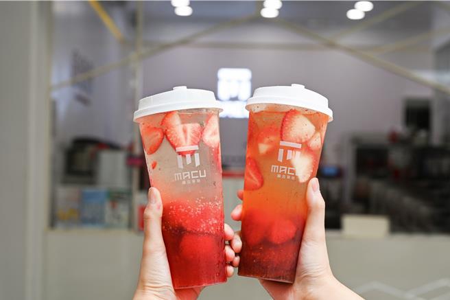 草莓泡泡派對情境照。（麻古茶坊提供）